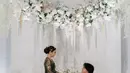 Potret Rizky Febian saat melamar Mahalini. "Hari ini merupakan hari yang spesial buat saya, ketika saya memantapkan diri saya. Di sini, Iky tidak sendiri, Iky bersama keluarga besar, dan begitupun Mahalini bersama keluarga besar," kata Rizky Febian dalam mengutarakan niatnya meminang Mahalini.  (Instagram/rfasmusic