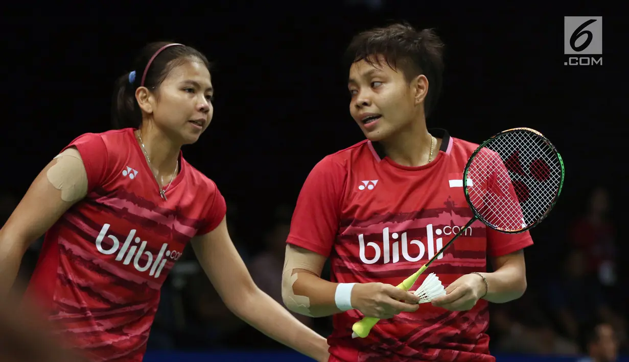 Ganda Putri Indonesia, Greysia Polii/Apriyani Rahayu berbincang saat melawan Chang Ye Na/Lee So Hee (Korsel) di Babak Kedua Indonesia Open 2017, Jakarta, Kamis (15/6). Greysia/Apriyani kalah 18-21, 14-21. (Liputan6.com/Helmi Fithriansyah)