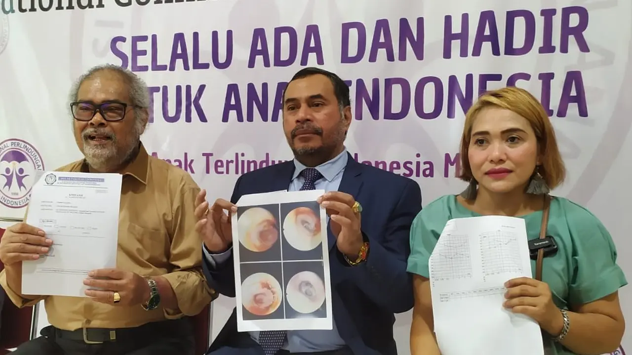 Artis Wendha Tamtomo menyambangi Komnas Anak di kawasan Pasar Rebo, Jakarta Timur, untuk mengadukan mantan suaminya.