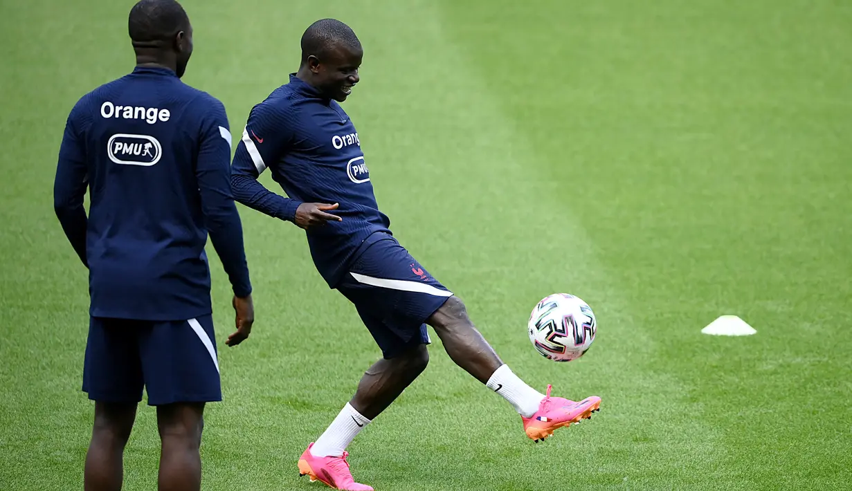 Gelandang Prancis, N'Golo Kante (kanan) mengontrol bola selama sesi latihan menjelang pertandingan persahabatan dengan Bulgaria di Stade de France, utara Paris, Senin (7/6/2021). Timnas Prancis akan bersua Bulgaria pada laga uji coba jelang Euro 2020, Rabu (9/6) dinihari WIB. (FRANCK FIFE / AFP)