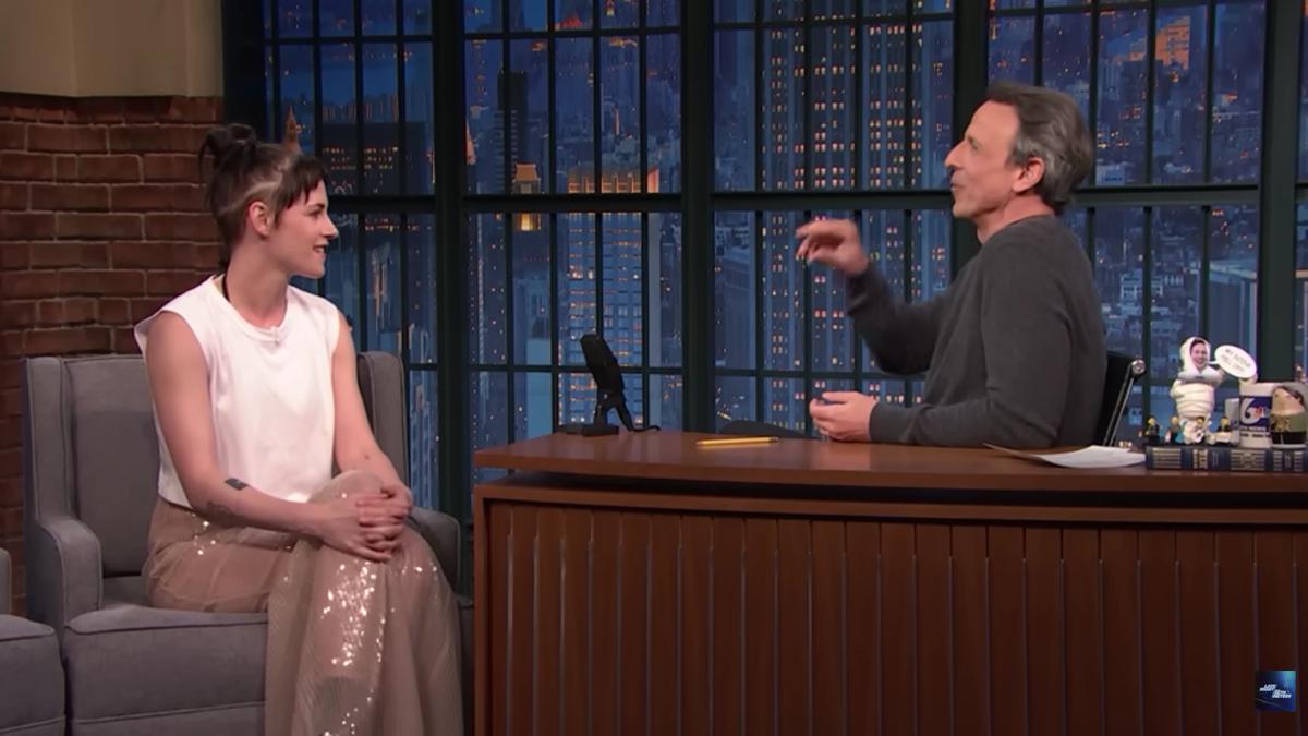 Gaya Kristen Stewart Pakai Rok Transparan di Acara TV, Cuek Celana Dalam Hitam Terlihat