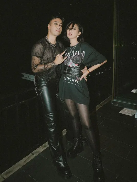 Vidi mengenakan outfit serba leather, dari celana, jaket, serta kaus berjaring transparan warna hitam. (Foto: Instagram @vidialdiano)