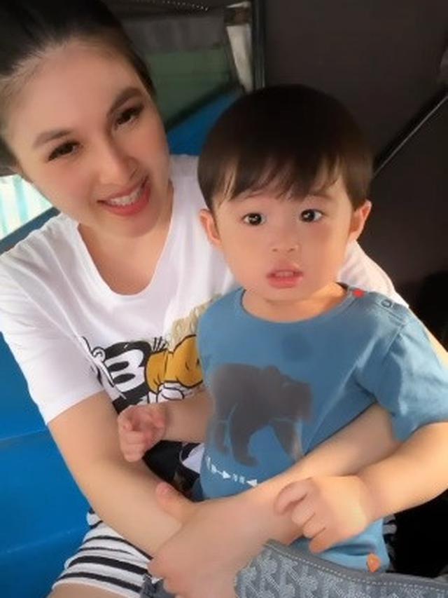 7 Potret Sederhana Raphael Moeis dan Sandra Dewi Naik Bajaj