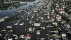 Jalanan tergenang air di Kherson, Ukraina, Rabu, 7 Juni 2023 setelah bendungan Kakhovka jebol. Warga Ukraina selatan, beberapa di antaranya bermalam di atap rumah, bersiap menghadapi banjir di hari kedua pada Rabu (7/6) karena pihak berwenang memperingatkan bahwa jebolnya bendungan Sungai Dnieper akan terus mengeluarkan air yang terpendam dari waduk raksasa. (AP Photo/Libkos)
