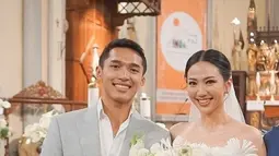 Meski mengusung konsep minimalis, bawahan gaun yang dipakai Shanju eks JKT48 ini terlihat anggun. Lengkap dengan veil yang terlihat rapi saat pemberkatan di dalam Gereja. Ia tampil serasi didampingi Jonathan Christie yang perancang jas sama dengan Kevin Sanjaya saat menikah. (Liputan6.com/IG/@jonathanwongso)