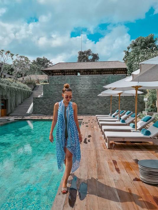 Ketika berlibur di Bali, wanita berdarah Indo-Austria ini juga bertemu dengan sejumlah sahabatnya. Sehingga ia tak menghabiskan momen ulang tahunnya sendirian. (Liputan6.com/IG/lunamaya)