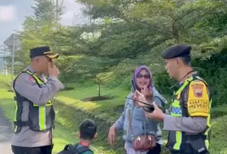 Polisi Bantu Satu Keluarga Pemudik Terlantar di Tol Semarang–Solo Gara-Gara Salah Naik Bus (Felek Wahyu/Liputan6.com)