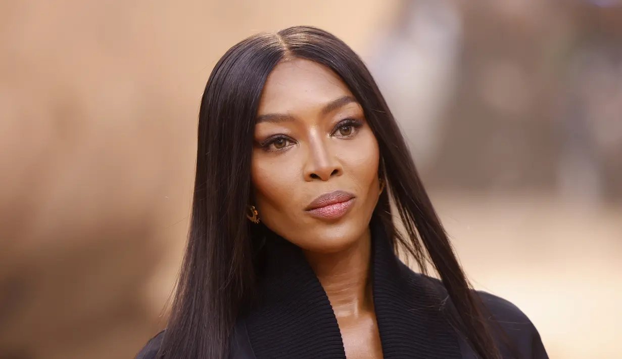 Naomi Campbell mengenakan kreasi untuk koleksi ready-to-wear Off-White Fall/Winter 2023-2024 pada acara  Paris Fashion Week, Prancis, Kamis, 2 Maret 2023. Peragaan busana Off-White dilakukan di atas runway yang ditata bak di luar angkasa dengan pasir dan bola cermin di tengahnya, sesuai dengan tema koleksi musim gugur/musim dingin 2023, Lunar Delivery.  (Vianney Le Caer/Invision/AP)