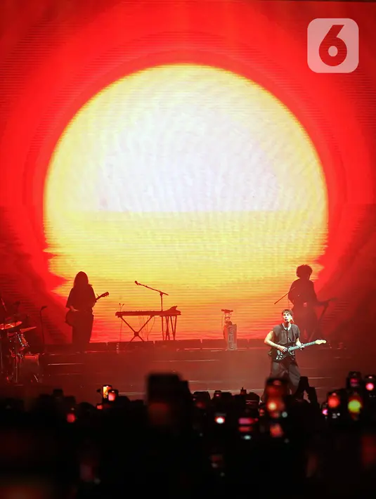 Grup band asal Amerika Serikat, LANY tampil pada konser bertajuk 'a November 2022 to Remember' di ICE BSD, Tangerang, Banten, Rabu (10/11/2022). LANY membuat histeris ribuan penonton dengan membawakan sejumlah lagu andalan mereka seperti 'You!', 'Thick n Thin', dan 'Super Far'. (Kapanlagi.com/Bambang Ekoros Purnama)