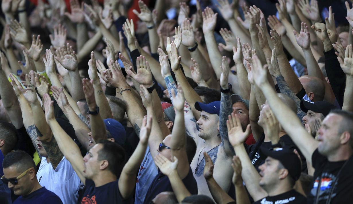 Suporter Hajduk Split, memberi dukungan saat pertandingan melawan Everton pada laga leg I play-off Liga Europa di Stadion Goodison Park, Jumat (18/8/20127). Everton menang 2-0 atas Hajduk Split. (AP/Nigel French)