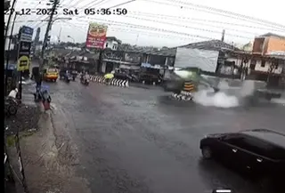 Truk Tronton Bermuatan 38 Ton Keramik Hantam Pemotor dan Tugu di Wonosobo (Tangkapan Layar CCTV)