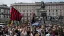<p>Polisi mengatakan sekitar 15.000 orang mengikuti pemakaman di layar raksasa yang dipasang di luar katedral, dan pertengkaran pecah antara sebagian besar pengagum Berlusconi dan beberapa pencela yang datang untuk mengkritiknya. (Claudio Furlan/LaPresse via AP)</p>