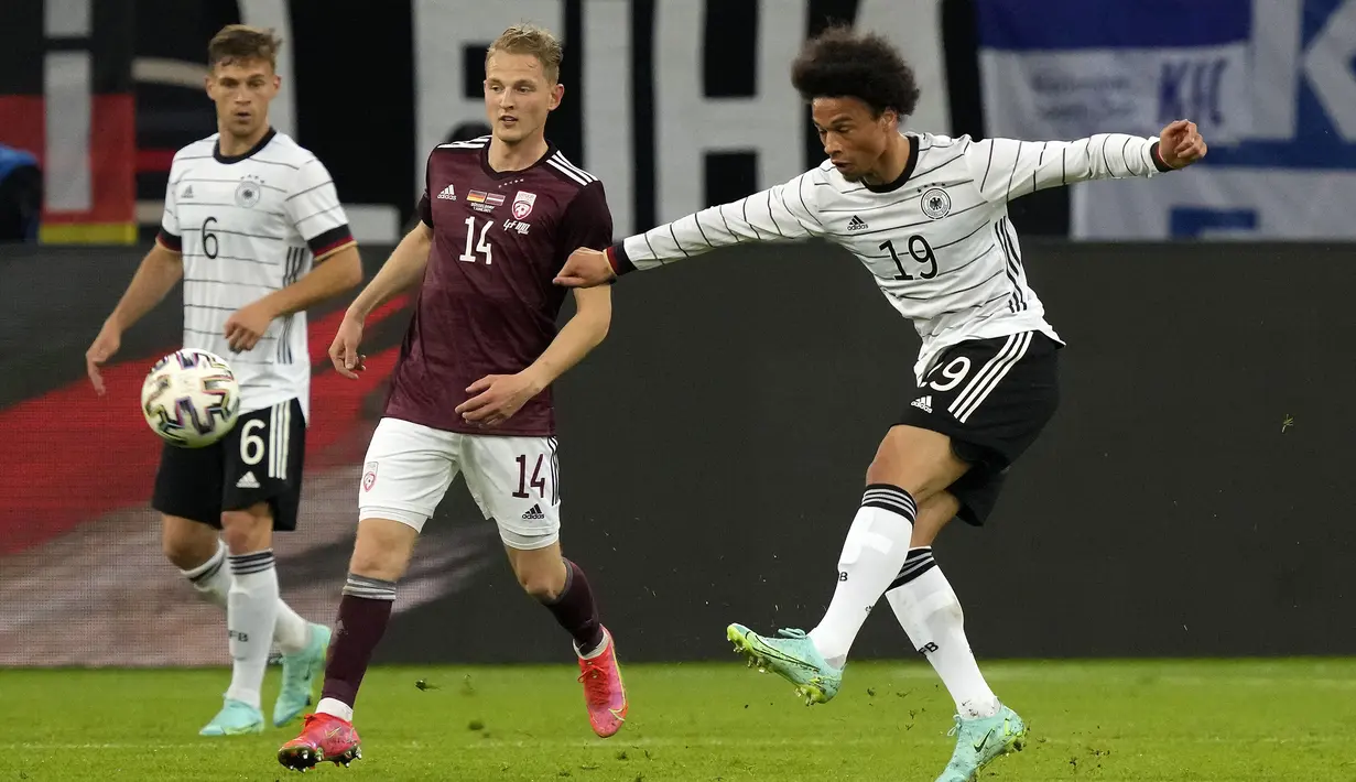 Gelandang Jerman, Leroy Sane (kanan) melepaskan tendangan ke gawang Latvia dalam laga uji coba menjelang Euro 2020 (Euro 2021) di Merkur Spiel Arena, Duesseldorf, Senin (7/6/2021). Jerman menang 7-1 atas Latvia. (AP/Martin Meissner)