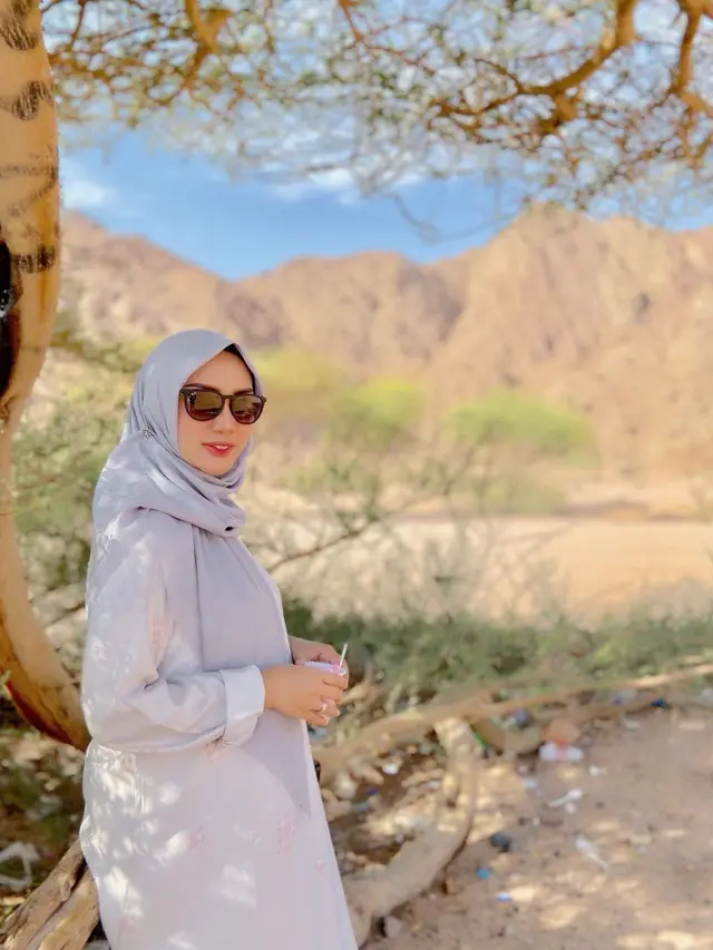 7 Gaya Yulita MasterChef saat Umrah Bareng Suami