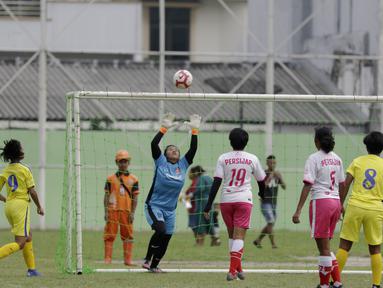 Pemain tim Persijap saat melawan tim putri BMIFA di lapangan VIJ, Petojo, Jakarta, Sabtu (16/2). Acara ini rangkaian dari Festival 125 Tahun MH Thamrin. (Bola.com/Yoppy Renato)