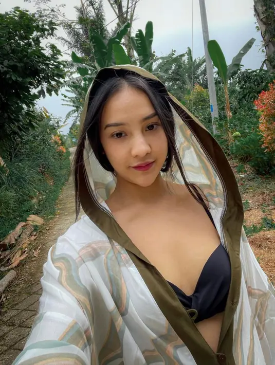 Meski sedang dalam fase liburan dan bersantai, namun gadis kelahiran 15 Desember 1995 ini tetap menjaga penampilannya. Ia pun nampak menawan dalam berbagai foto. (Liputan6.com/IG/anyageraldine)