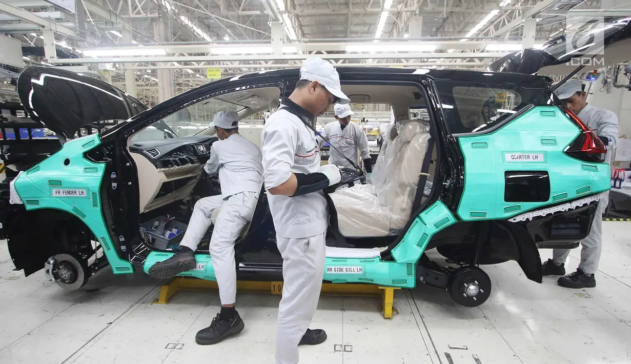 Pekerja menyelesaikan perakitan mobil Mistubishi Xpander di Cikarang, Jawa Barat, Selasa (3/10). Kendaraan model MPV ini dirancang seiring meningkatnya permintaan konsumen Indonesia terhadap kendaraan berkualitas tinggi. (Liputan6.com/Immanuel Antonius)