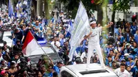 Gubernur Jawa Barat, Dedi Mulyadi, ikut merayakan Persib Bandung juara BRI Liga 1 dari Balai Kota menuju Gedung Sate, Bandung, Jawa Barat, Minggu, (25/5/2025). Pemain dan ribuan bobotoh tumpah ruah merayakan keberhasilan Maung Bandung juara Liga 1. (Bola.com/M Iqbal Ichsan)