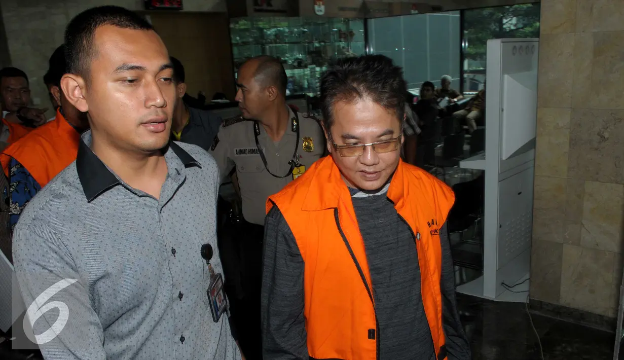 Anggota DPRD Muba, Parlindungan Harahap ditahan KPK, Jakarta, Selasa (26/4). Enam anggota DPRD Muba ditahan terkait suap Laporan Keterangan Pertanggung Jawaban (LKPJ) 2014 dan pengesahan APBD Kabupaten Muba tahun 2015. (Liputan6.com/Helmi Afandi)