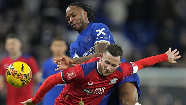 Foto: Aksi Memukau Raheem Sterling, Lesatkan Gol Tendangan Bebas Indah saat Chelsea Pesta 4-0 di Piala FA