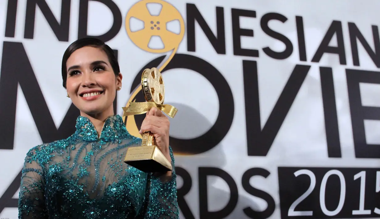 Senyum Marsha Timothy saat berpose dengan piala Indonesian Movie Awards 2015 kategori Pemeran Utama Wanita Terbaik yang diterimanya di Balai Sarbini, Jakarta, Senin (18/5/2015). (Liputan6.com/Helmi Afandi)