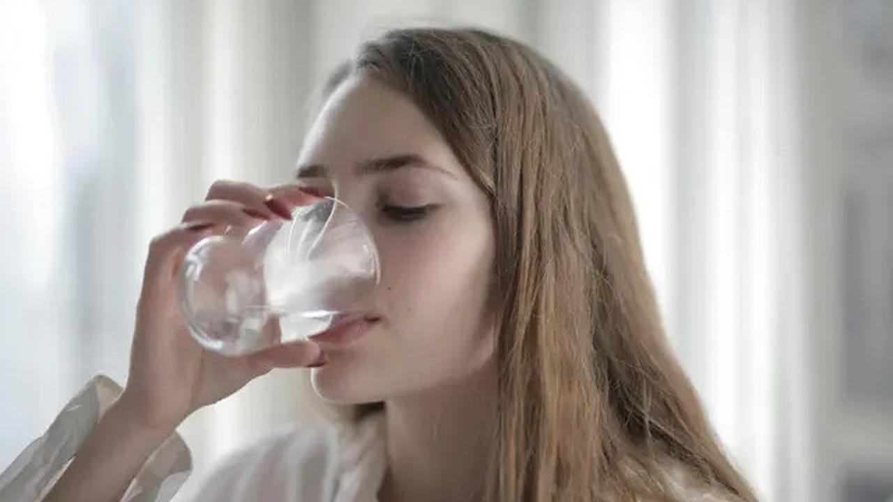 Beda Manfaat Minum Air Hangat vs Air Dingin di Pagi Hari, Mana yang Lebih Baik?