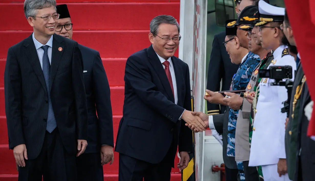 Perdana Menteri China Li Qiang (tengah) disambut saat tiba di Bandara Internasional Halim Perdanakusuma, Jakarta pada Sabtu 24 Mei 2025. (YASUYOSHI CHIBA/AFP)