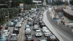 Suasana kepadatan arus lalu lintas di kawasan Jalan Sudirman, Jakarta, Rabu (6/4/2016). Gubernur DKI Jakarta Basuki Tjahaja Purnama (Ahok) berencana akan memberlakukan (aturan) sistem pelat nomor ganjil-genap. (Liputan6.com/Faizal Fanani)
