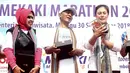 Aktris cantik Wulan Guritno mendapat cendera mata saat menghadiri acara launching Blibli Mekaki Marathon 2018 di Kantor Kemenpar, Minggu (30/9). di Gedung Sapta Pesona, Kementerian Pariwisata, Jakarta, Minggu (30/9). (Liputan6.com/Angga Yuniar)