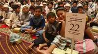 Ekspresi anak-anak saat mengikuti buka bersama 1.200 anak yatim di Pullman Central Park Jakarta, Selasa (22/5). Selain itu Yayasan APL dan PT Prima Buana Internusa mendonasikan 5.000 buku untuk anak-anak Indonesia. (Liputan6.com/Arya Manggala)