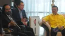 Surya Paloh mengucapkan selamat kepada Golkar kubu Agung Laksono karena telah disahkan oleh Menkumham, Jakarta, Rabu (11/3/2015).Surya mengaku siap memberikan dukungan dan bantuan kepada Golkar kubu Agung Laksono (Liputan6.com/Herman Zakharia)