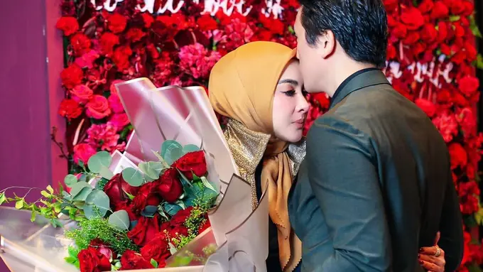 Gaya Glamor Syahrini Pakai Busana Nuansa Emas saat Rayakan Ulang Tahun ke-40 Tahun