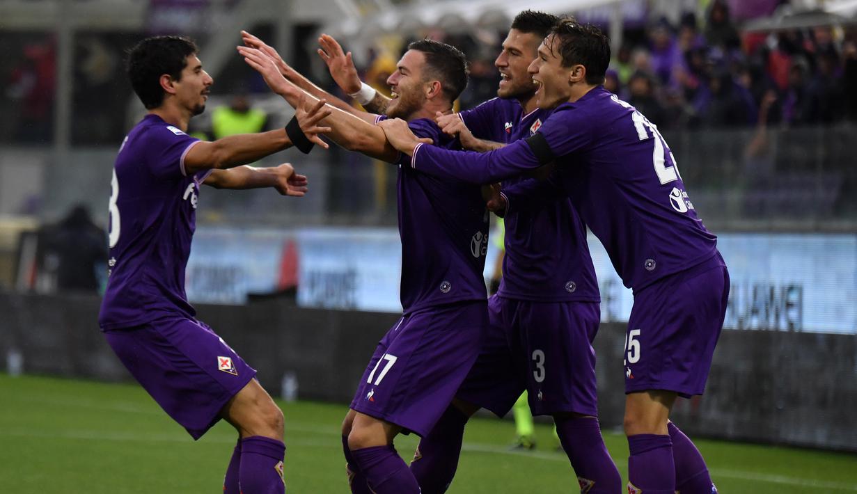 Para pemain Fiorentina merayakan gol Jordan Veretout (tengah) saat melawan AS Roma pada laga Serie A di Artemio Franchi stadium, Florence, (5/11/2017). AS Roma menang 4-2. (AFP/Tiziana Fabi)