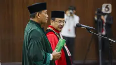 Hakim konstitusi Suhartoyo menjalani pelantikan menjadi Ketua Mahkamah Konstitusi (MK) di Ruang Rapat Pleno Hakim Konstitusi, Gedung MK Jakarta, Senin (13/11/2023). (Liputan6.com/Faizal Fanani)