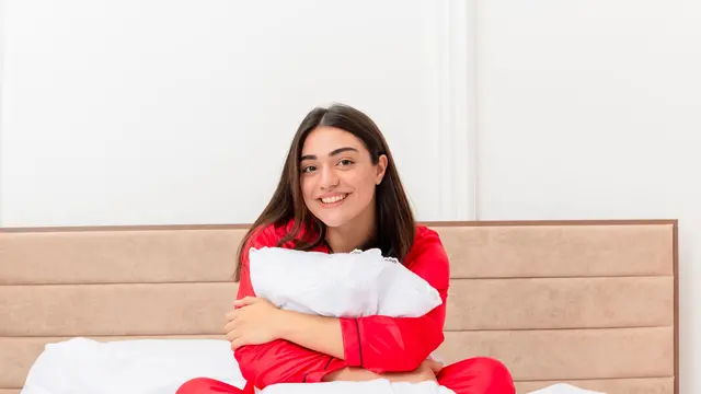 Bangun Tanpa Rambut Kusut, Ini Manfaat Sarung Bantal Sutra yang Wajib Kamu Pakai