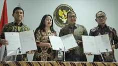 Para Menteri memegang surat keputusan penetapan Libur Nasional dan Cuti Bersama tahun 2017, Jakarta, (14/4). Hari Libur Nasional sebanyak 15 hari dan cuti bersama sebanyak 4 hari untuk Hari Raya Idul Fitri 1438 dan Natal. (Liputan6.com/Faizal Fanani)