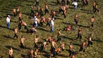 Pegulat, disiram minyak zaitun, melakukan langkah tradisional di arena sebelum hari kedua dari seri ke-660 kejuaraan Gulat Minyak Kirkpinar tahunan, di Edirne, barat laut Turki, Sabtu (10/7/2021). (AP Photo/Emrah Gurel)