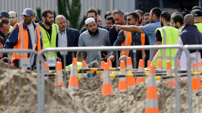Suasana pemakaman korban penembakan masjid di Memorial Park Cemetery, Christchurch, Selandia Baru, Rabu (20/3). Kepolisian Selandia Baru berharap segera menyelesaikan proses identifikasi dan menyerahkan jenazah ke keluarga. (AP Photo/Mark Baker)