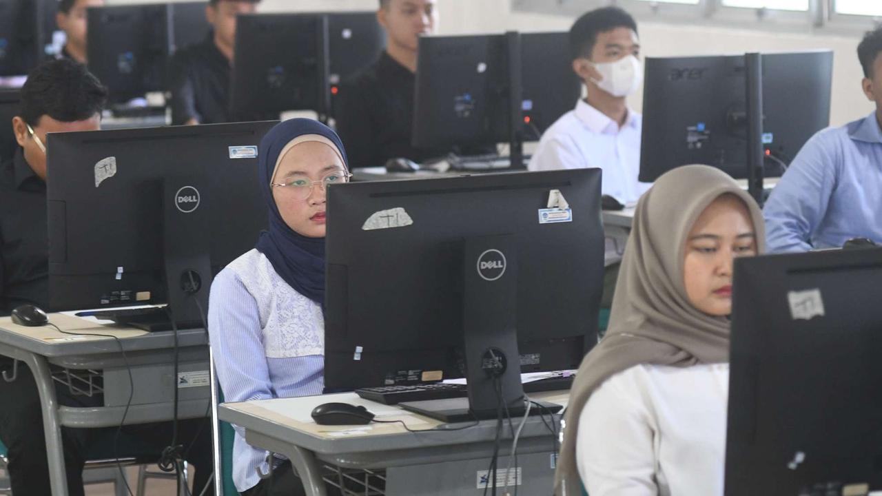 Peserta mengikuti UTBK-SNBT di Kampus UPN Veteran