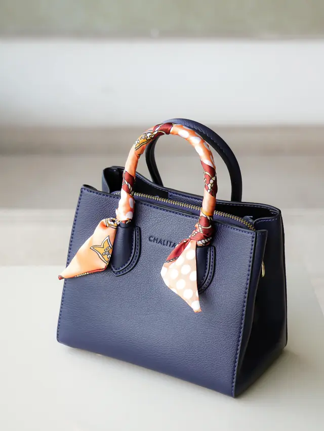 4. Scarf sebagai Aksesori Tas