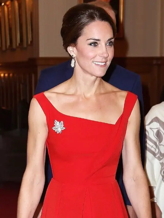 Tidak hanya itu, para penghuni istana juga tengah ramai membicarakan soal jenis kelamin jabang bayi yang dikandung Kate. Tak tahu apa buktinya mereka memastikan bahwa jenis kelamin bayi tersebut adalah perempuan. (Instagram/katemiddletonofficial)