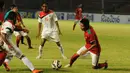 Gelandang timnas Indonesia U-23, Evan Dimas (kanan) berebut bola dengan pemain Timor Leste di laga kualifikasi grup H Piala Asia 2016 di Stadion GBK Jakarta, (27/3/2015). Indonesia U-23 unggul 5-0 atas Timor Leste. (Liputan6.com/Helmi Fithriansyah)