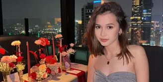 Dalam rangka anniversary ke-2, pasangan muda Sandrinna Michelle dan Junior Roberts menggelar dinner romantis di sebuah restoran mewah. [@sandrinna_11].