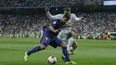 Pemain Barcelona, Luis Suarez mencoba melewati adangan pemain Real Madrid, Mateo Kovacic pada leg kedua Piala Super Spanyol di Santiago Bernabeu stadium (16/8/2017). Real menang 2-0. (AP/Francisco Seco)