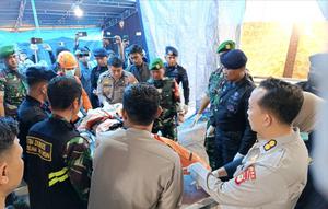 Petugas gabungan berhasil mengevakuasi jenazah pria korban pesawat ATR 42-500 yang jatuh di Pegunungan Bulusaruang Sulsel. (Liputan6.com/ Fauzan)