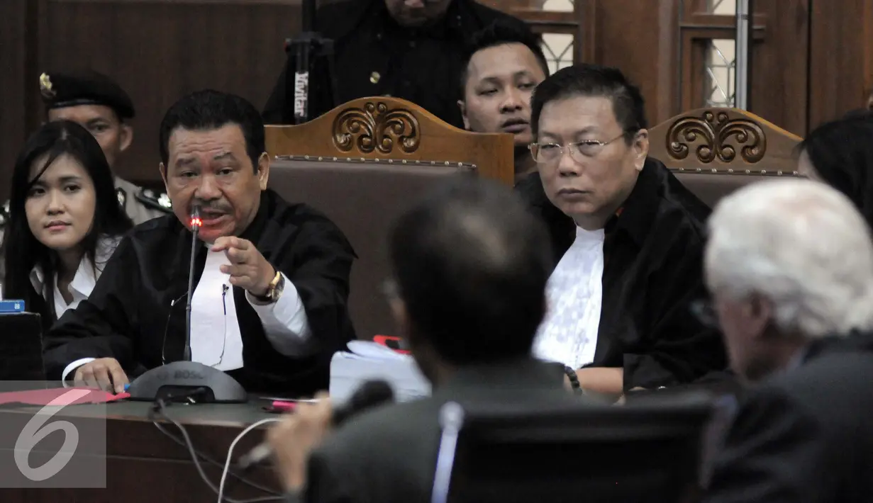 Pengacara Jessica Kumala Wongso memberikan pertanyaan saat persidangan ke-24 di PN Jakpus, Kamis (22/9). Sidang tersebut menghadirkan Richard Bryan Collins sebagai saksi ahli Pathology Forensik dari Australia. (Liputan6.com/Helmi Afandi)