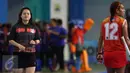 Wasit Ornpimol Kittiteerasopon (kiri) saat memimpin laga final hoki putri PON XIX Jabar antara DKI Jakarta melawan Papua di Gymnasium UPI, Bandung, Senin (19/9). DKI Jakarta unggul 4-2 atas Papua. (Liputan6.com/Helmi Fithriansyah)