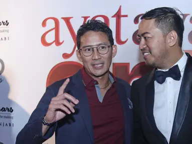 Wakil Gubernur DKI Jakarta, Sandiaga Uno berfoto dengan Pandji Pragiwaksono saat menghadiri gala premiere film Ayat Ayat Cinta 2 di Jakarta, Kamis (07/12). (Liputan6.com/Herman Zakharia)