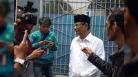 Mengenakan kemeja putih lengan panjang, Hasyim mengaku membesuk Fuad Amin bersama sejumlah tokoh daerah Bangkalan.