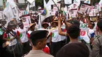 Ratusan petani yang tergabung dalam APTI melakukan aksi unjuk rasa di depan Kedutaan Besar Prancis, Jakarta, Selasa (9/6/2015). Aksi dilakukan terkait kebijakan Prancis yang menerapkan kemasan rokok polos (plain packaging).  (Liputan6.com/Johan Tallo)